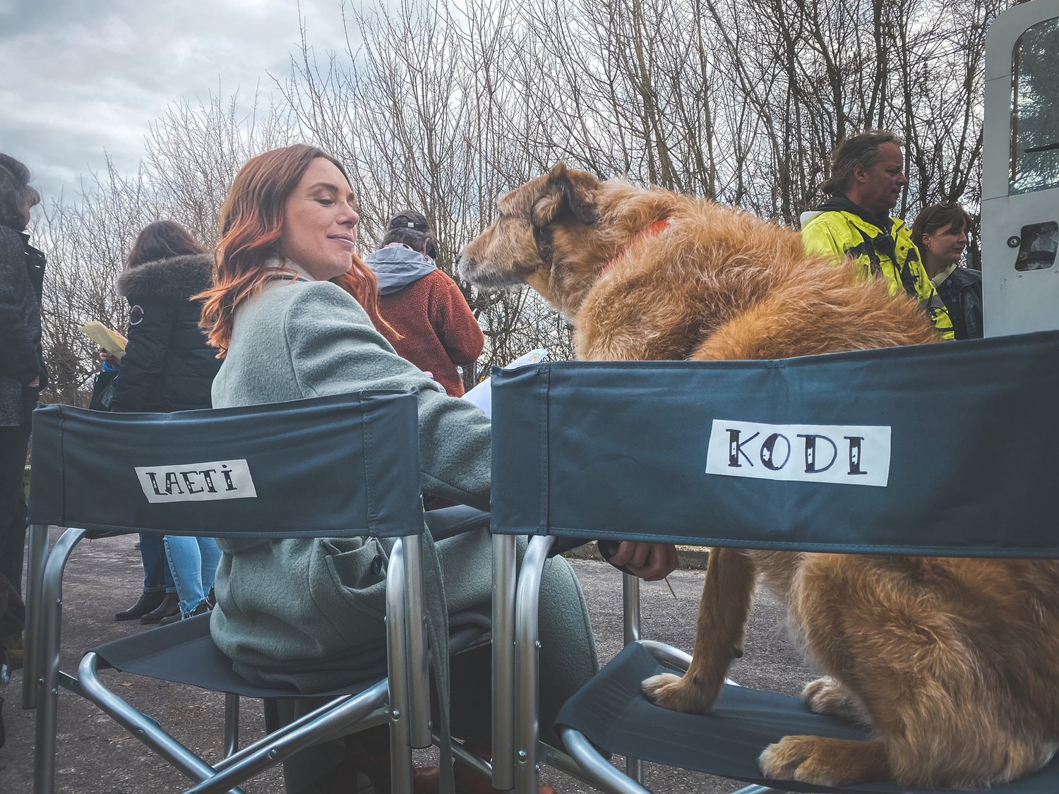 Kodi sur sa chaise de tournage nominative, aux côtés de Laetitia Dosch, sur Le Procès du chien